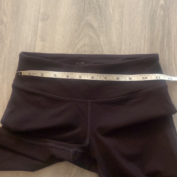 Aritzia TNA maroon coloured skinny leggings - Picture 7 of 11